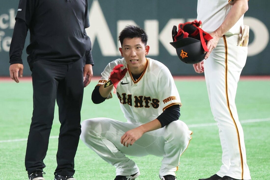 走塁後に痛みでしゃがみ込んでしまった巨人・戸郷翔征(中)
