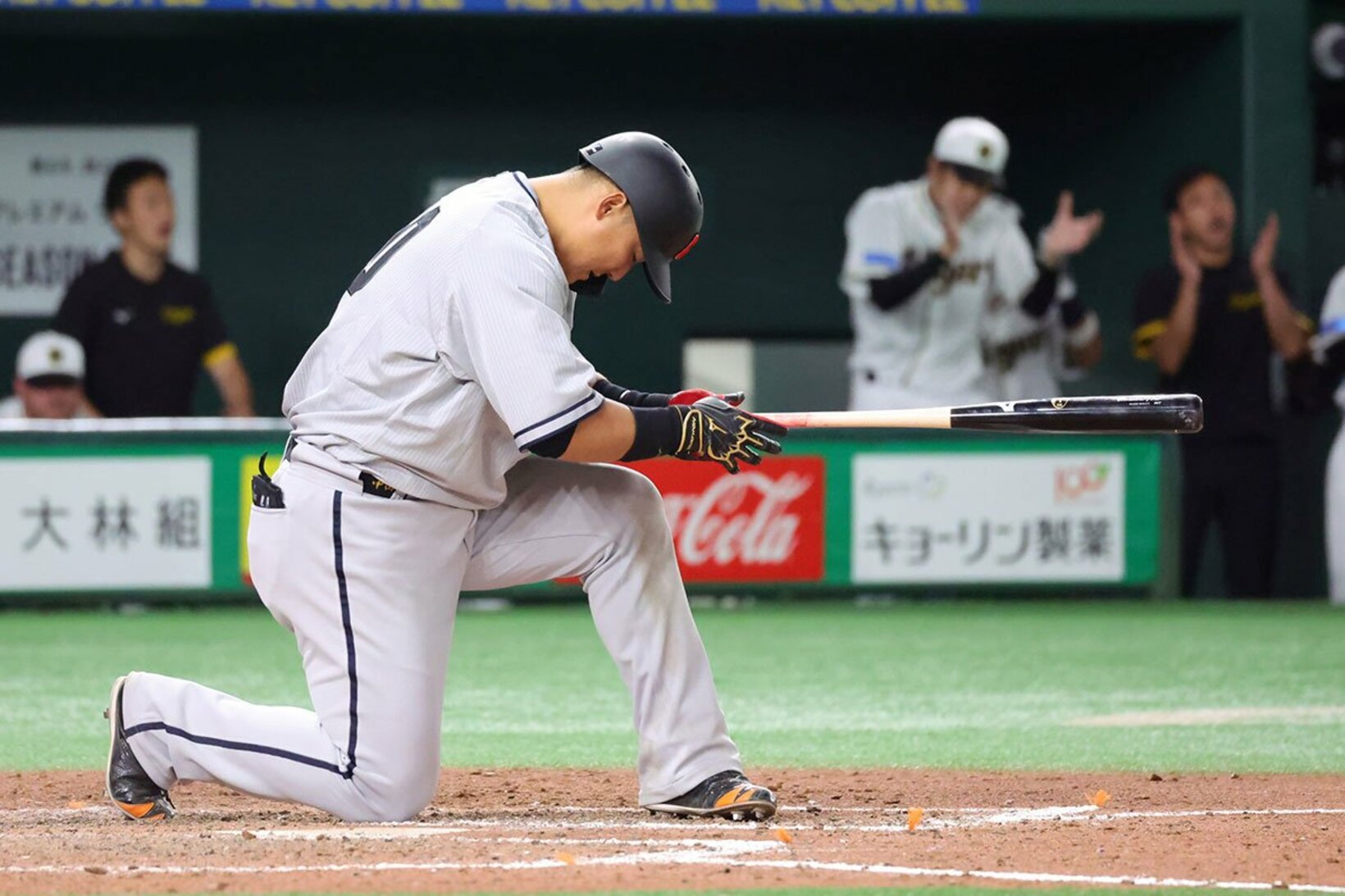 ８回、一死一、三塁のチャンスで空振り三振に倒れた中田翔