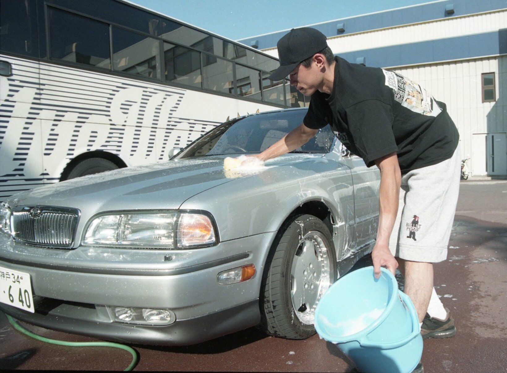自身の愛車を洗車するイチロー（１９９５年）