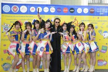BNK48と記念撮影する石井竜也(中)