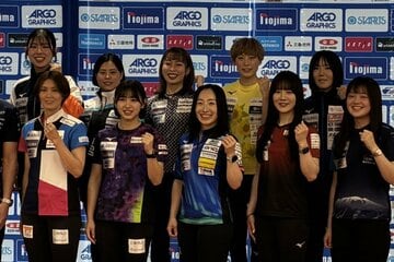 スキップ合同会見に出席した吉村紗也香（前列左）ら代表選手