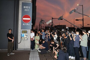 集まった報道陣に状況説明する松岡昌宏