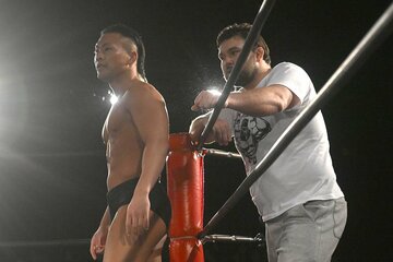 同じ新日本の松本達哉(左)のセコンドについたウルフアロン