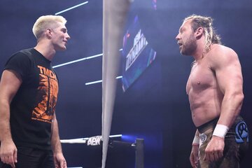 ザック・セイバーJr.（左）とケニー・オメガ（©All Elite Wrestling）