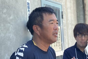 練習後に報道陣の取材に応じる関東第一・米沢監督