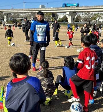 サッカー教室を行う武田修宏氏