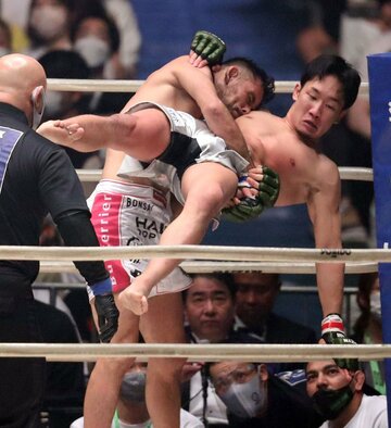  クレベル・コイケ(左)に完敗した朝倉未来