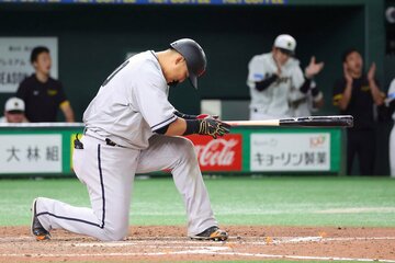 ８回、一死一、三塁のチャンスで空振り三振に倒れた中田翔