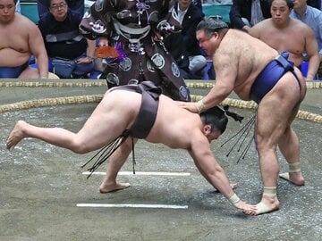 高安(右)の引き落としにあっさり手を突いてしまった霧島