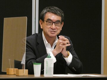  湘南国際マラソンのイベントに登場した河野太郎氏（東スポWeb）