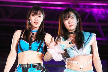 ＮＢタッグ王座に続き、新たな勲章を手にしたさくらあや(左)と玖麗さやか