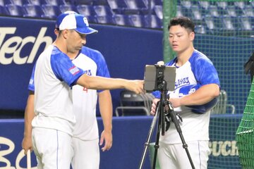 動画で打撃フォームをチェックするを和田打撃コーチ（左）と細川