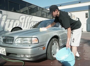 自身の愛車を洗車するイチロー（１９９５年）