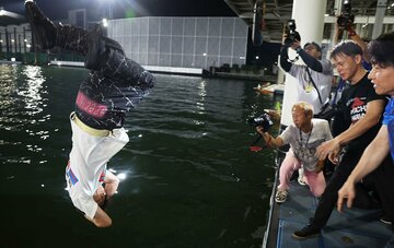 水神祭で水面に投げ込まれる和田兼輔