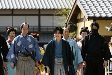 侍や忍者、町娘を引き連れ映画村内を練り歩く長尾謙杜