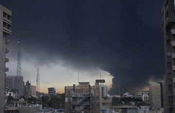 黒煙が上がるテヘランの石油精製所（ロイター）