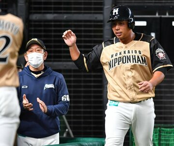  序盤は上機嫌に見えた栗山監督だったが…(右は犠飛で生還の樋口)
