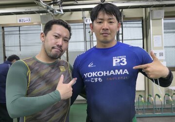  伊藤彰規（左）と佐々木龍が「ＹＯＫＯＨＡＭＡ」の文字を指差す