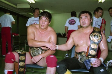 田上(左)、川田組は世界タッグを6度戴冠(93年6月)