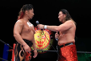 後藤洋央紀(左)にマイクを向ける辻陽太(新日本プロレス提供)