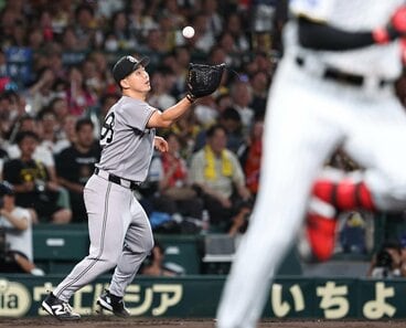 3回、バントの打球をお手玉して無死満塁にしてしまった小笠原慎之介