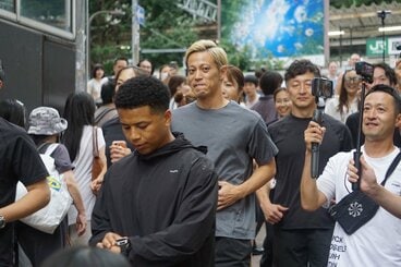 東京・渋谷の竹下通りを疾走する本田圭佑