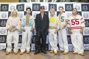 左から3番目がAK―69、MA55IVE(左からYAMASHO、神谷健太、浦川翔平、鈴木昂秀、L/LIKIYA)