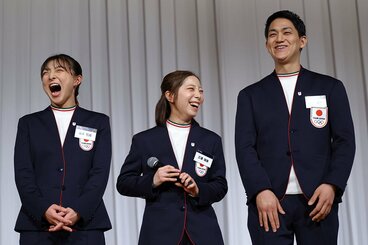 日本スケート連盟年間表彰式に出席した坂本花織(左)と三浦璃来、木原龍一組(写真:アフロ/JSF)