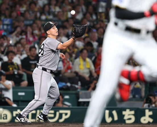 3回、バントの打球をお手玉して無死満塁にしてしまった小笠原慎之介