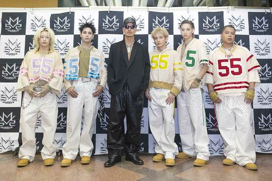 左から3番目がAK―69、MA55IVE(左からYAMASHO、神谷健太、浦川翔平、鈴木昂秀、L/LIKIYA)