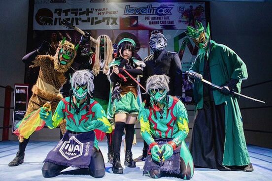 バンコクの団体を制圧した河童軍団（前列左から河童小僧ジュニア、河童小僧。後列左から密林の河童小僧、河童ロックスター、マネジャーのモバイル、河童大王、河童小僧侍）