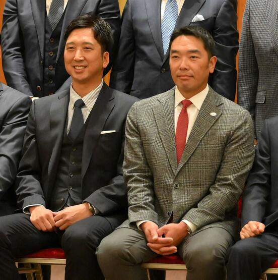 記念撮影に納まる阪神・藤川球児監督(左)と阿部慎之助監督(代表撮影)