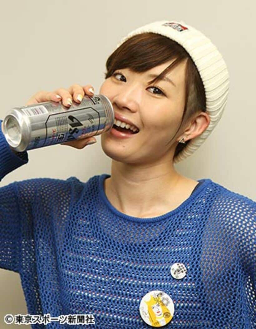 大好きなビールを片手にご満悦の田名部