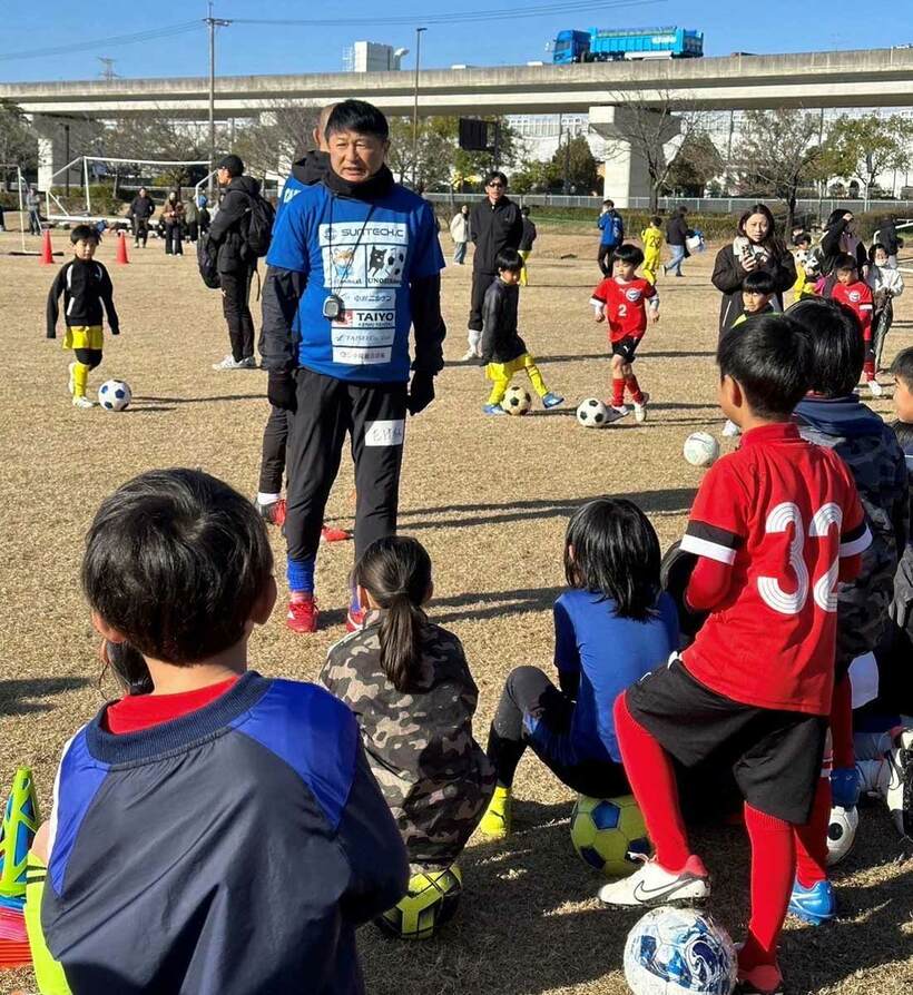 サッカー教室を行う武田修宏氏