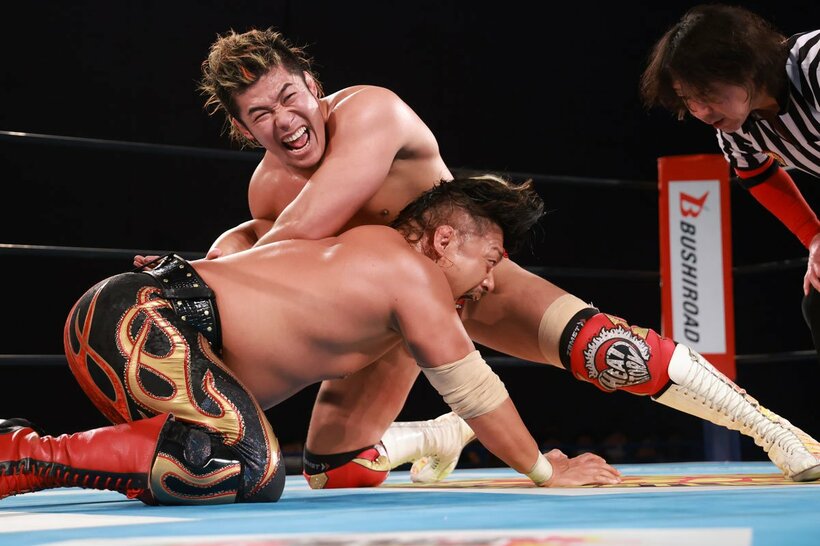 鷹木（下）の腕を攻める上村