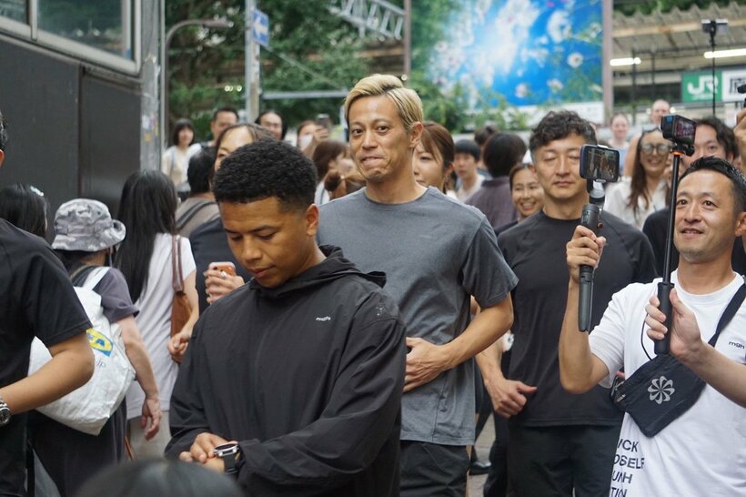 東京・渋谷の竹下通りを疾走する本田圭佑