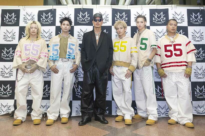左から３番目がAK―69、MA55IVE（左からYAMASHO、神谷健太、浦川翔平、鈴木昂秀、L／LIKIYA）