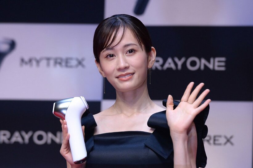 新CM発表会に出席した前田敦子