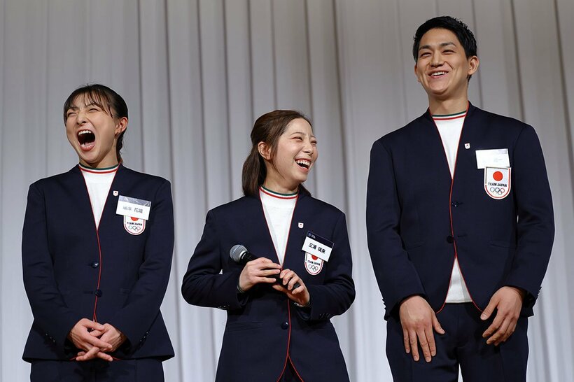 日本スケート連盟年間表彰式に出席した坂本花織(左)と三浦璃来、木原龍一組(写真:アフロ/JSF)