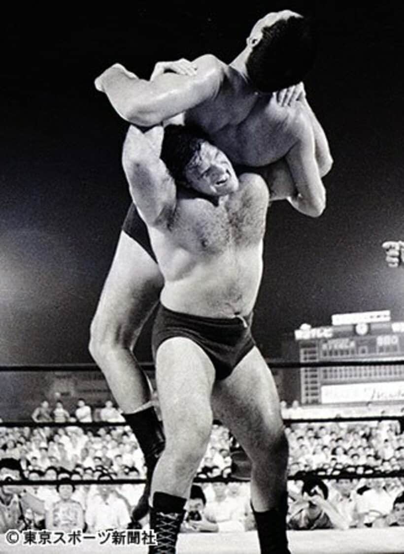  故ジャイアント馬場さん（上）を得意技のカナディアン・バックブリーカーで担ぎ上げるサンマルチノ氏。馬場さんとは幾多の名勝負を繰り広げた（１９６８年８月、大阪球場特設リング）