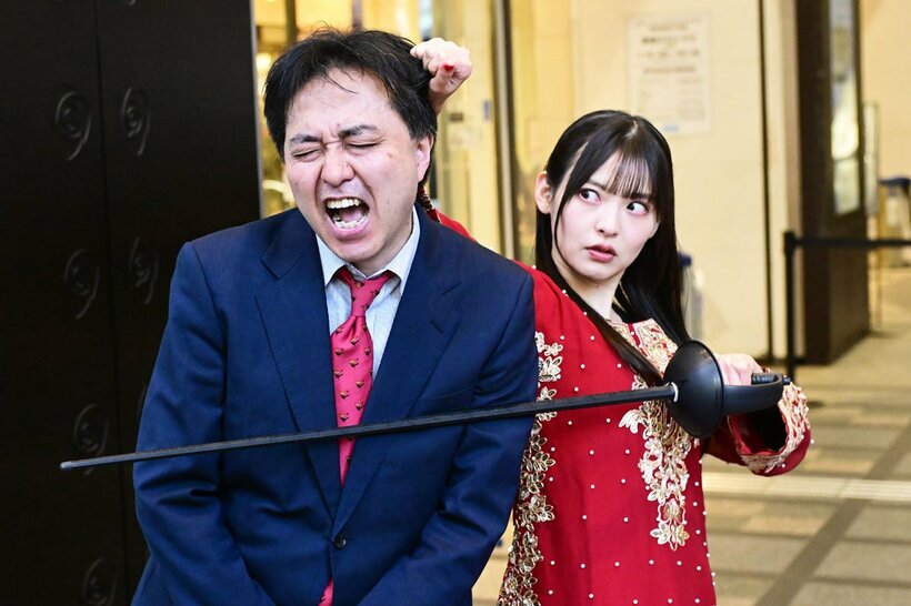 新宿高島屋前で東京女子プロレスの甲田代表(左)を襲撃した上坂すみれ