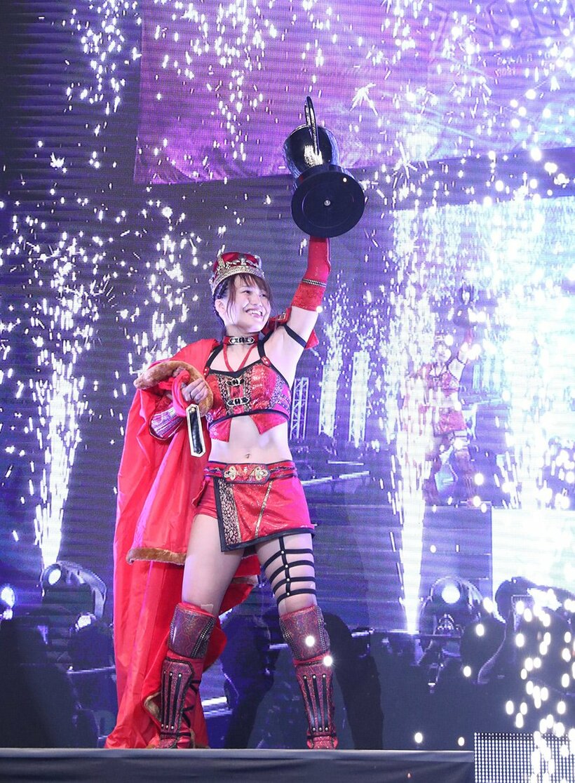  優勝トロフィーを高々と掲げる朱里（東スポWeb）