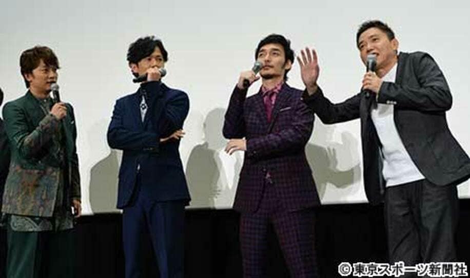  映画の完成披露初日舞台あいさつに登場した（左から）香取慎吾、稲垣吾郎、草なぎ剛、太田光監督