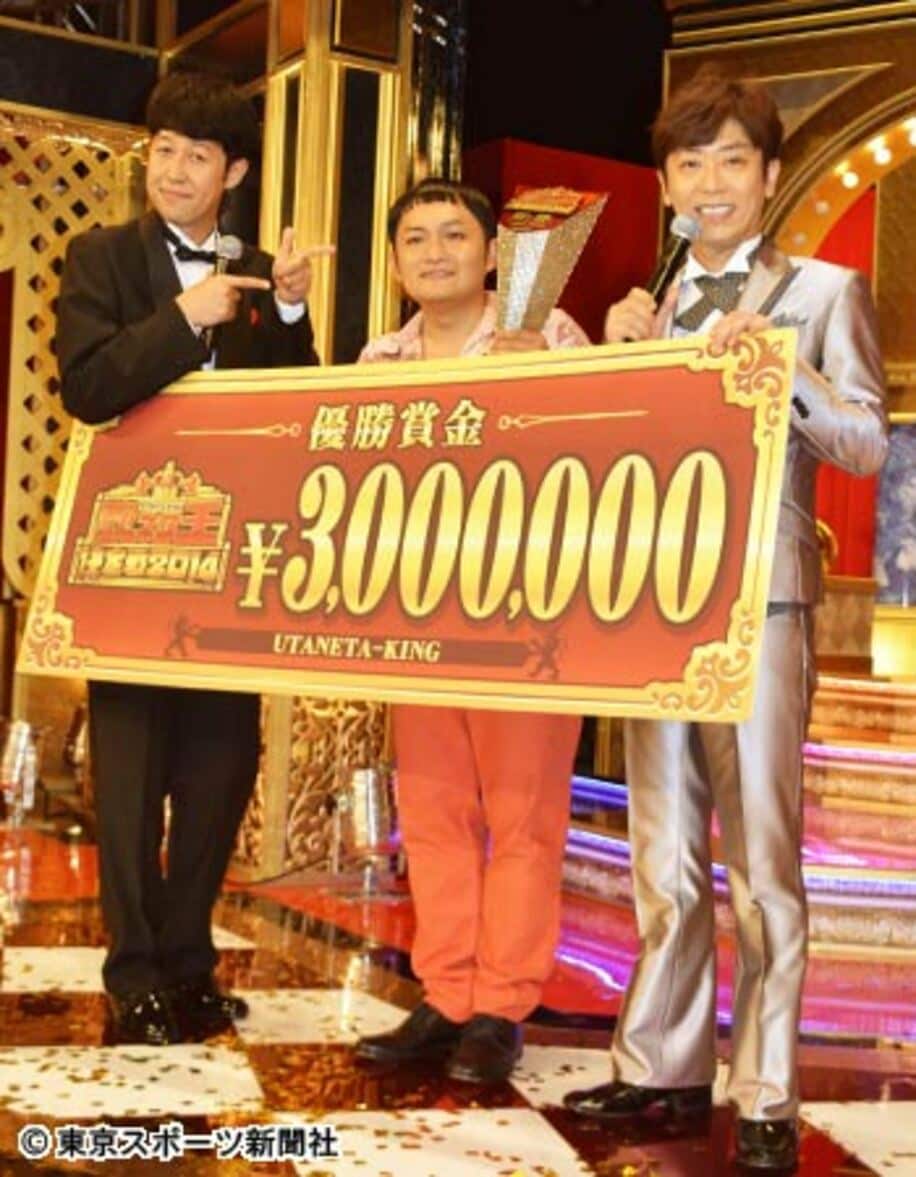 左から小籔千豊、優勝した手賀沼ジュン、後藤輝基