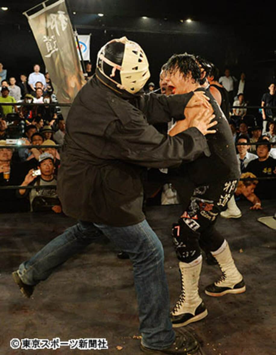 試合後に謎のジェイソンマスクの男（左）の襲撃を受けた大仁田