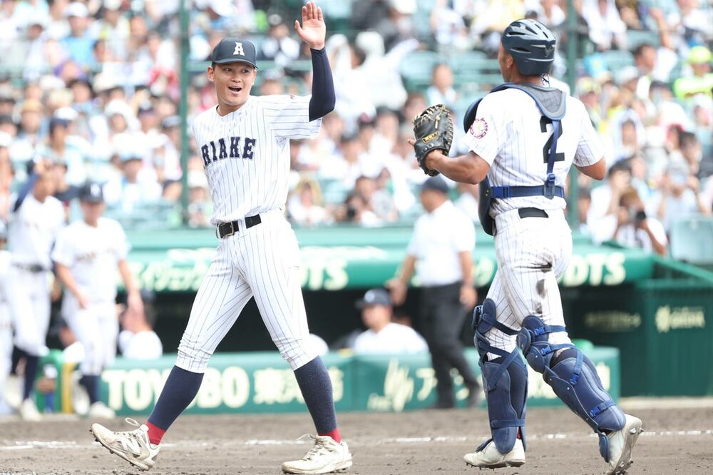 試合に勝利し喜ぶ有明先発・斉藤(左)