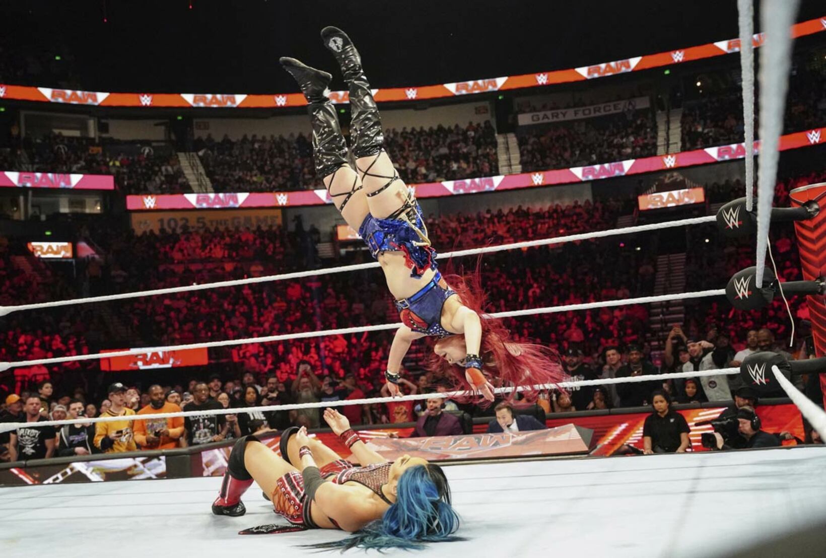 イヨ・スカイ（上）はミア・イムをムーンサルトプレスで圧殺した（Ⓒ2023 WWE, Inc. All Rights Reserved.）