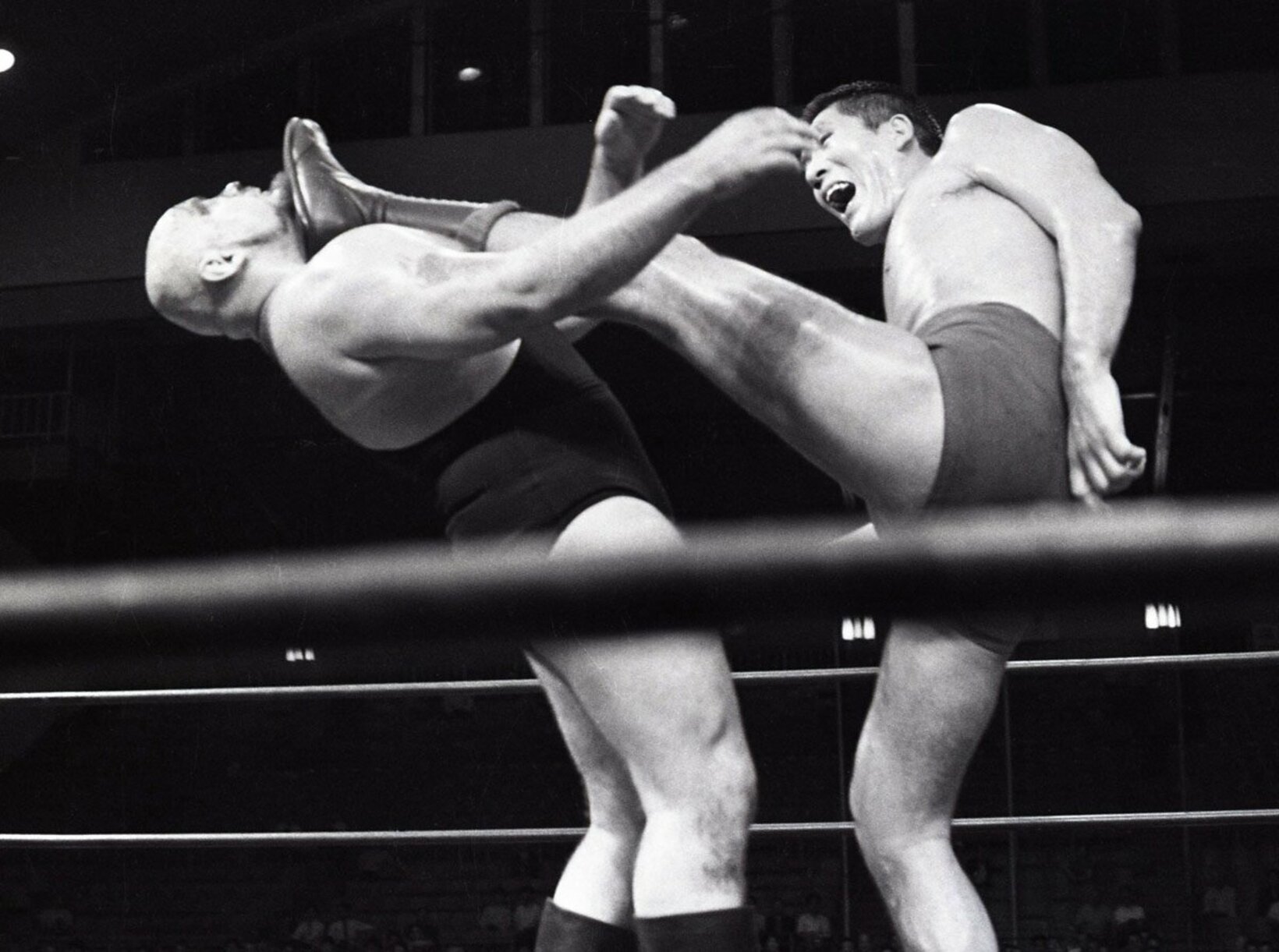 馬場の１６文キックがコロフの顔面に炸裂