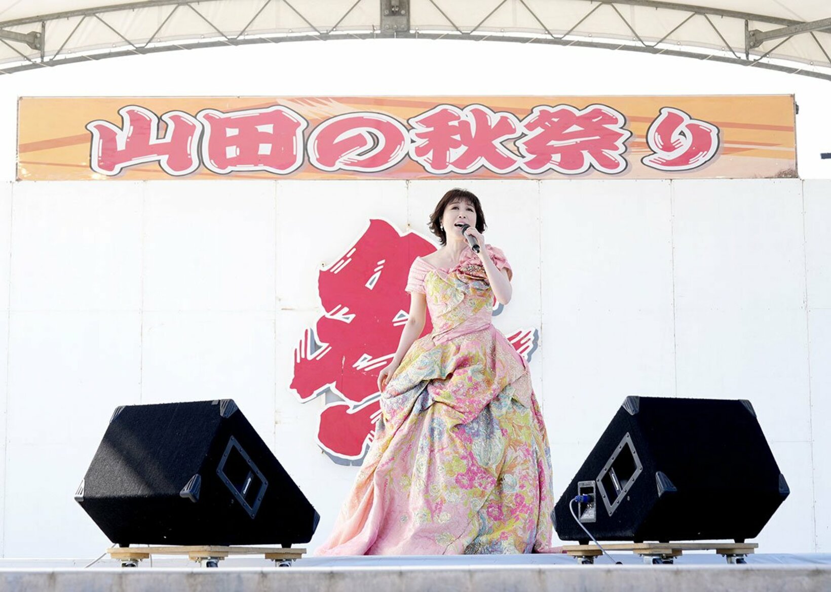 「三陸挽歌」を熱唱する水森
