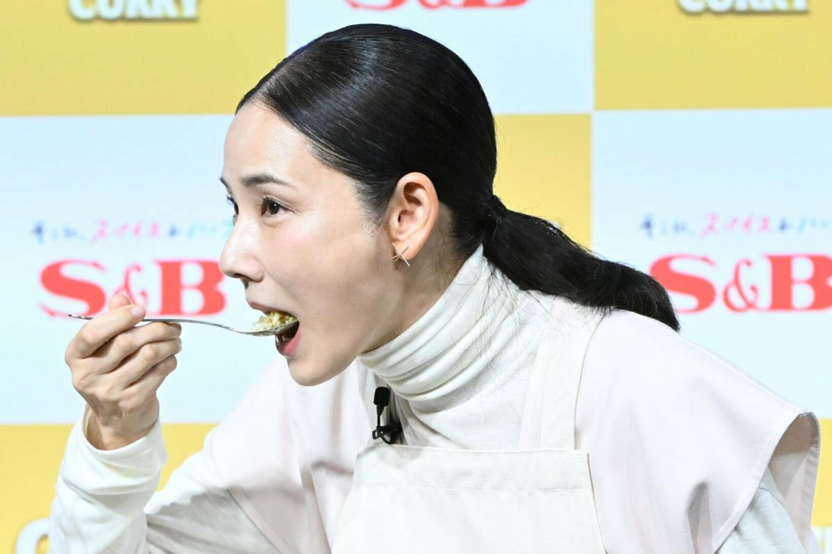 【写真】カレーを食べる吉田羊